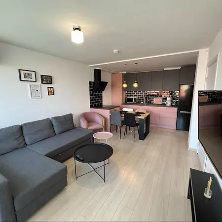 Modern 2 Bedroom In The Heart Of Apartment *